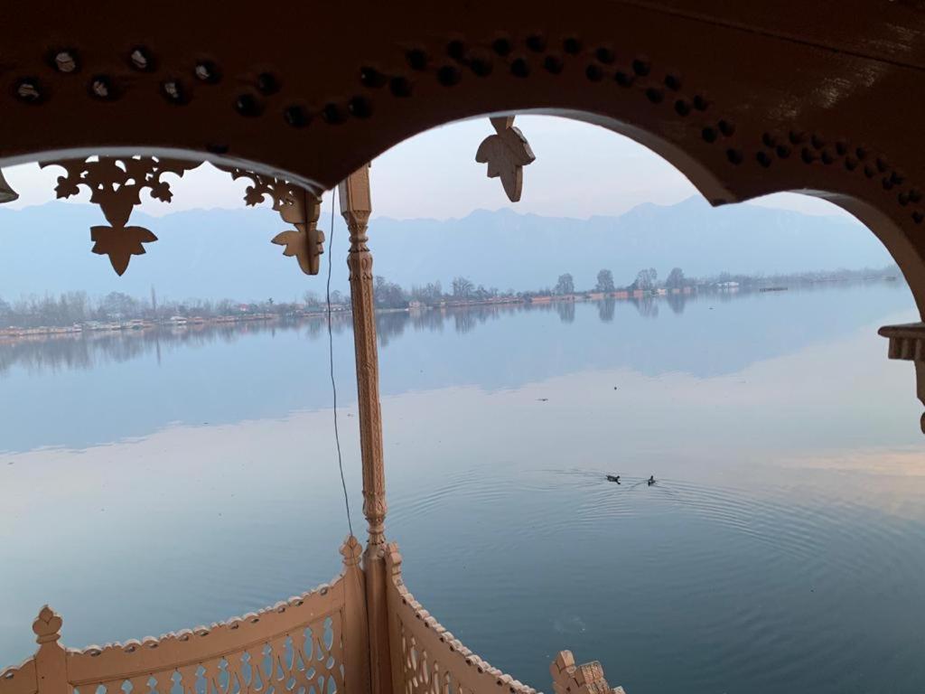Yadgaar Houseboats Hotell Srīnagar Eksteriør bilde