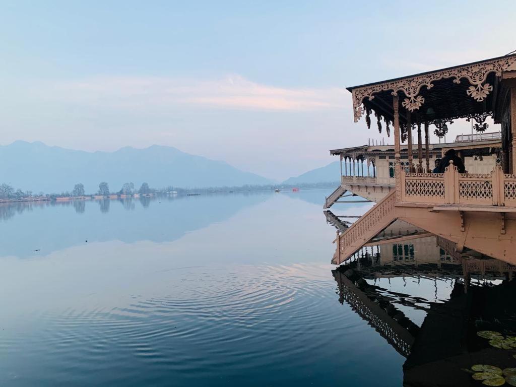 Yadgaar Houseboats Hotell Srīnagar Eksteriør bilde