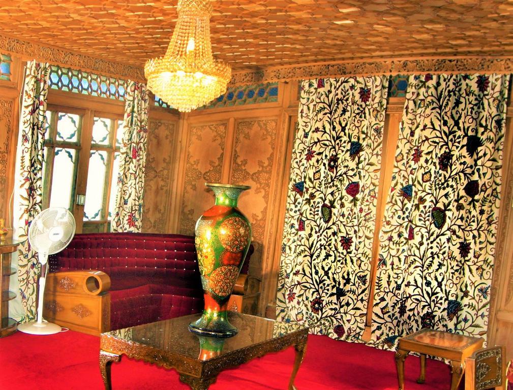 Yadgaar Houseboats Hotell Srīnagar Eksteriør bilde