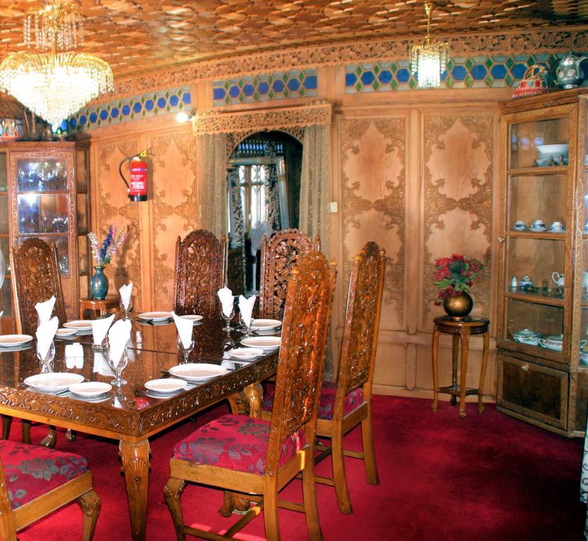Yadgaar Houseboats Hotell Srīnagar Eksteriør bilde