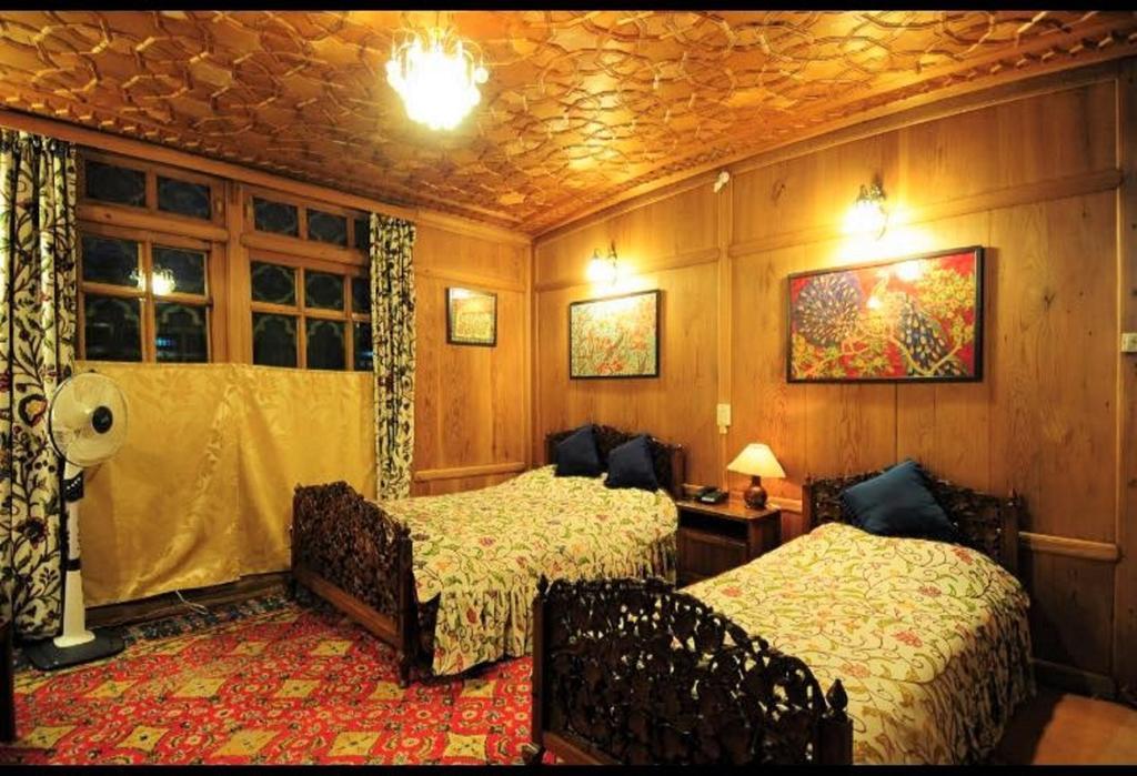 Yadgaar Houseboats Hotell Srīnagar Eksteriør bilde