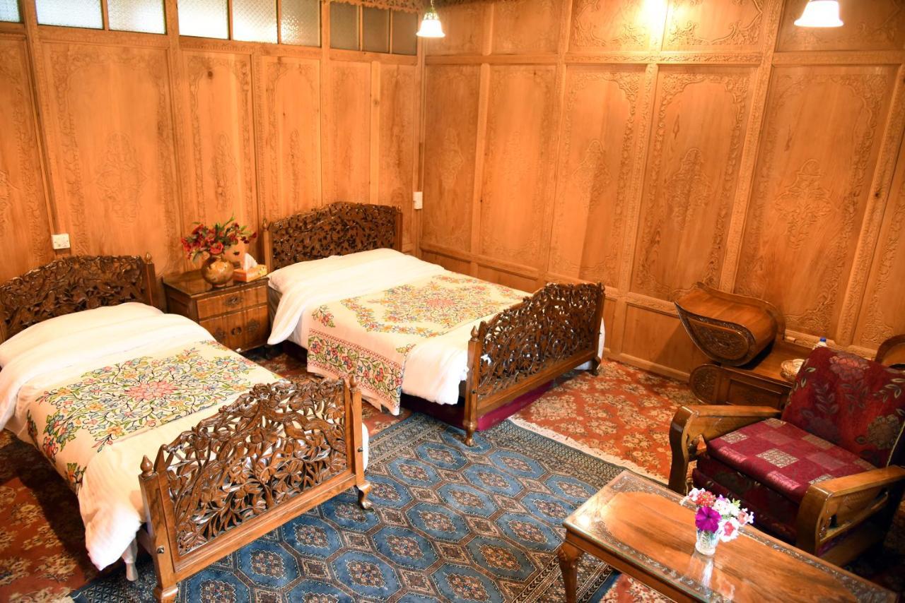 Yadgaar Houseboats Hotell Srīnagar Eksteriør bilde