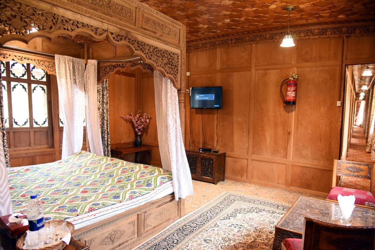 Yadgaar Houseboats Hotell Srīnagar Eksteriør bilde