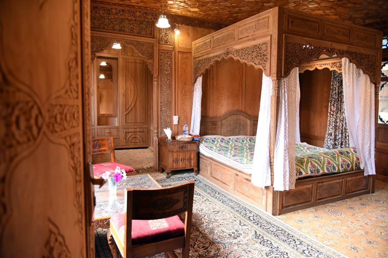 Yadgaar Houseboats Hotell Srīnagar Eksteriør bilde