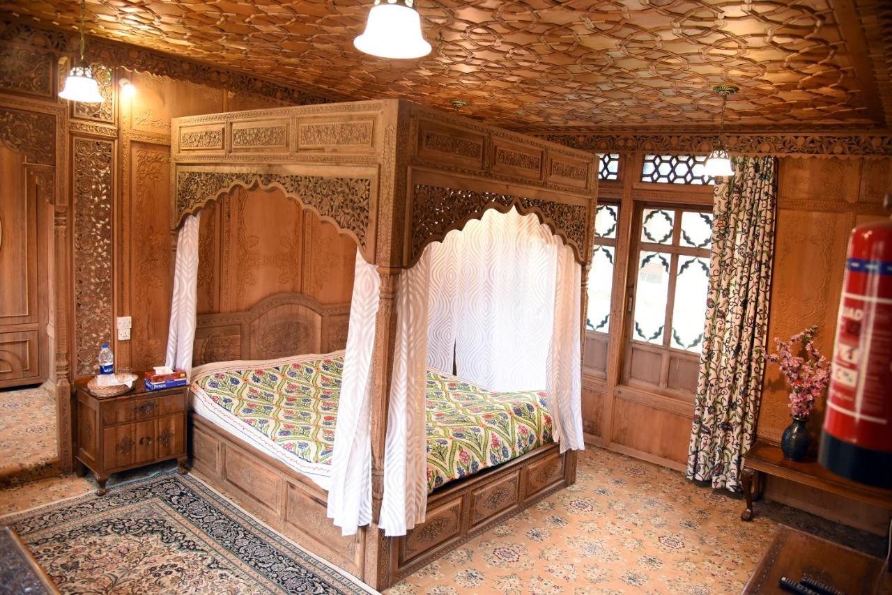 Yadgaar Houseboats Hotell Srīnagar Eksteriør bilde