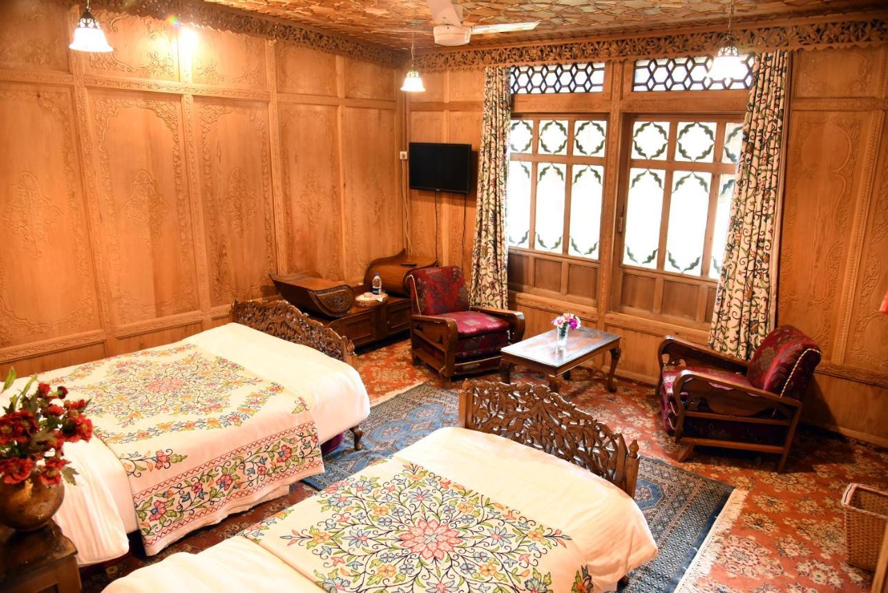 Yadgaar Houseboats Hotell Srīnagar Eksteriør bilde