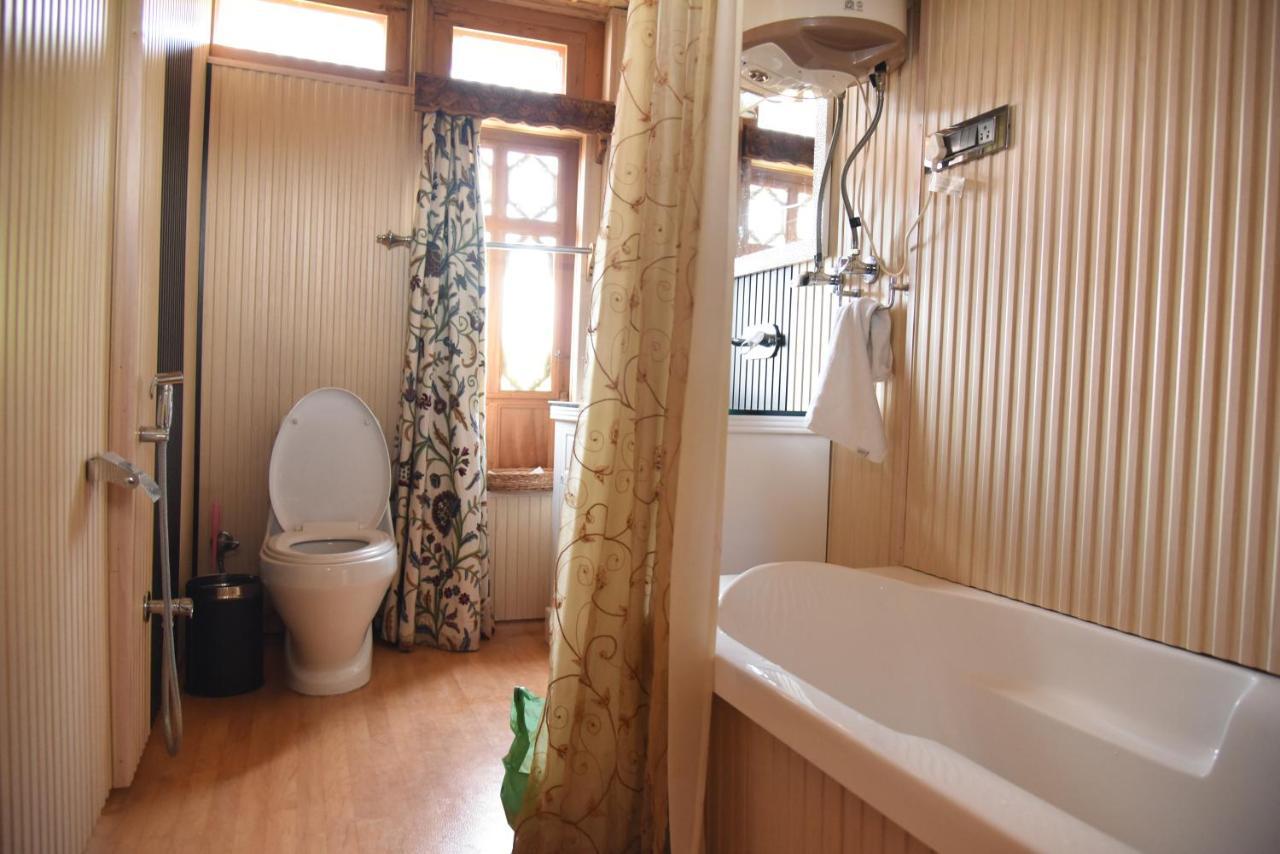 Yadgaar Houseboats Hotell Srīnagar Eksteriør bilde
