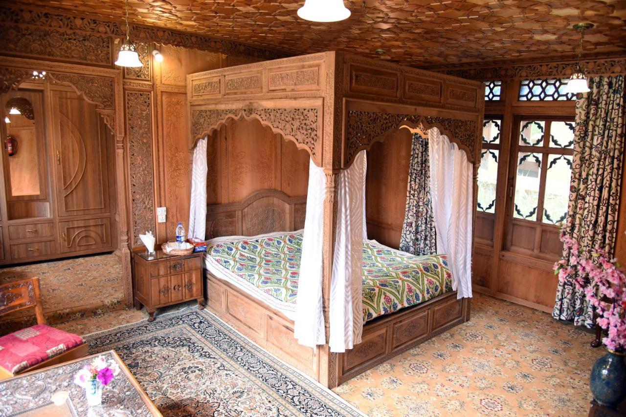 Yadgaar Houseboats Hotell Srīnagar Eksteriør bilde